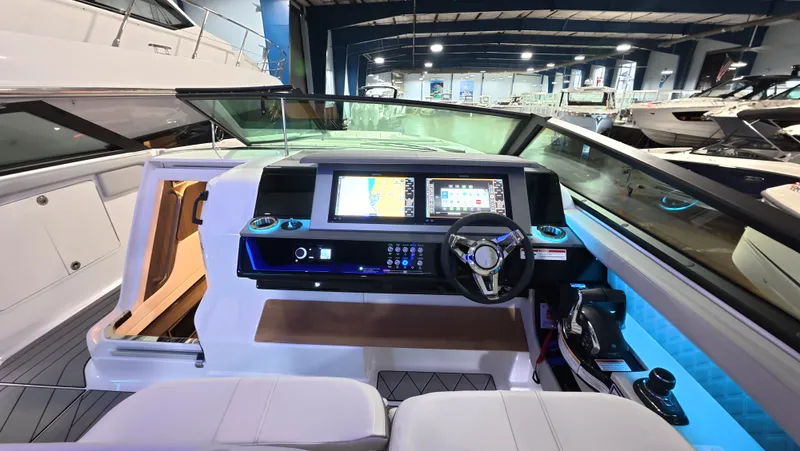Slide: The Image of Sea Ray SLX 400 Outboard 2026 - 23