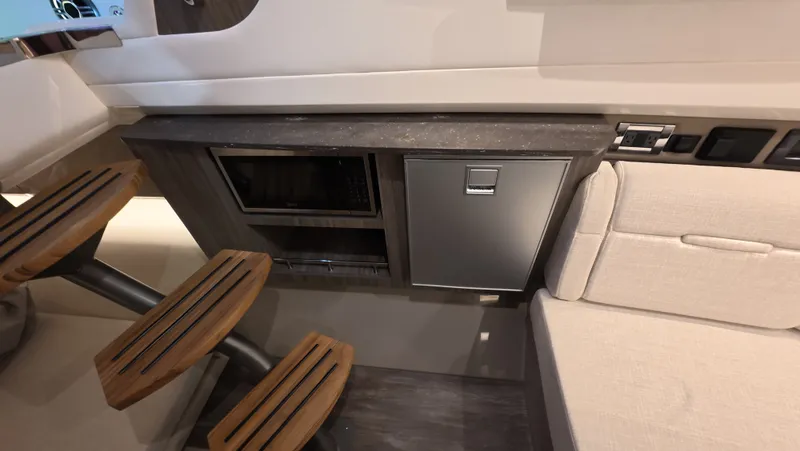 Slide: The Image of Sea Ray SLX 400 Outboard 2026 - 26