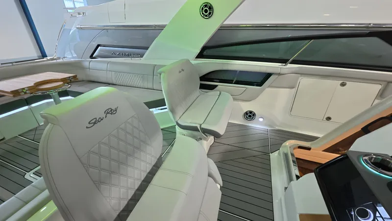 Slide: The Image of Sea Ray SLX 400 Outboard 2026 - 19