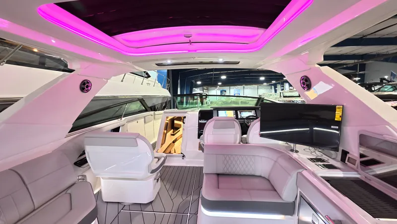 Slide: The Image of Sea Ray SLX 400 Outboard 2026 - 13