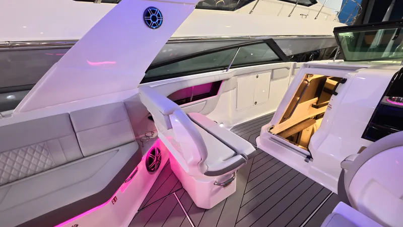 Slide: The Image of Sea Ray SLX 400 Outboard 2026 - 24
