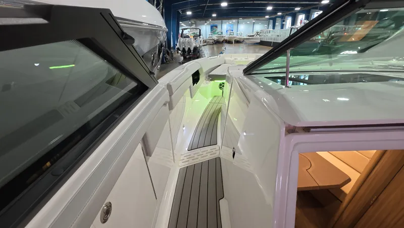 Slide: The Image of Sea Ray SLX 400 Outboard 2026 - 18