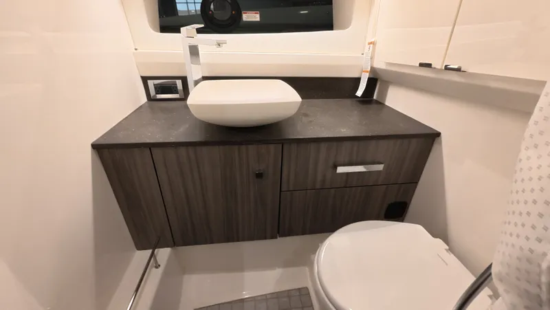 Slide: The Image of Sea Ray SLX 400 Outboard 2026 - 28