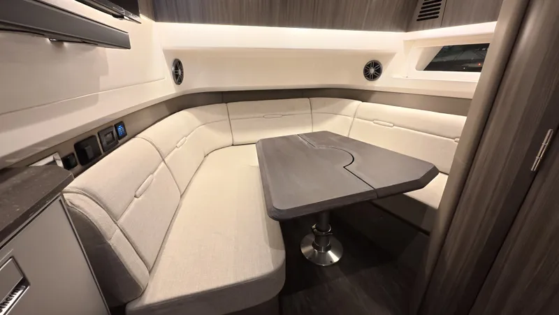 Slide: The Image of Sea Ray SLX 400 Outboard 2026 - 30