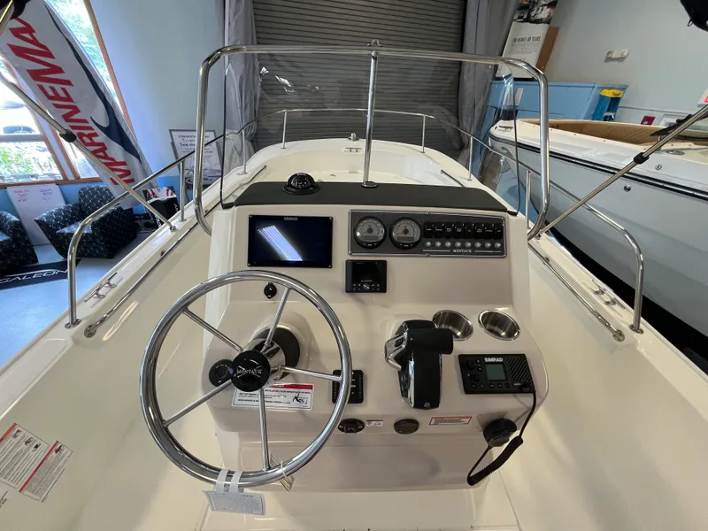 Slide: The Image of Boston Whaler 210 Montauk 2026 - 8