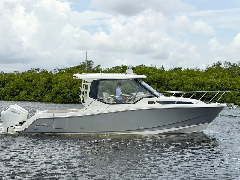 The Image of Boston Whaler 325 Conquest 2027 - 0