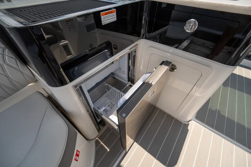 Slide: The Image of Sea Ray Sundancer 370 Outboard 2026 - 21