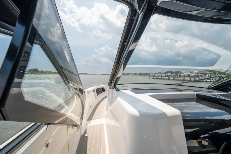 Slide: The Image of Sea Ray Sundancer 370 Outboard 2026 - 23