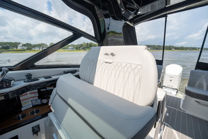 Slide: The Image of Sea Ray Sundancer 370 Outboard 2026 - 19