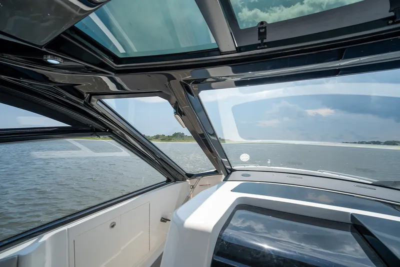 Slide: The Image of Sea Ray Sundancer 370 Outboard 2026 - 24