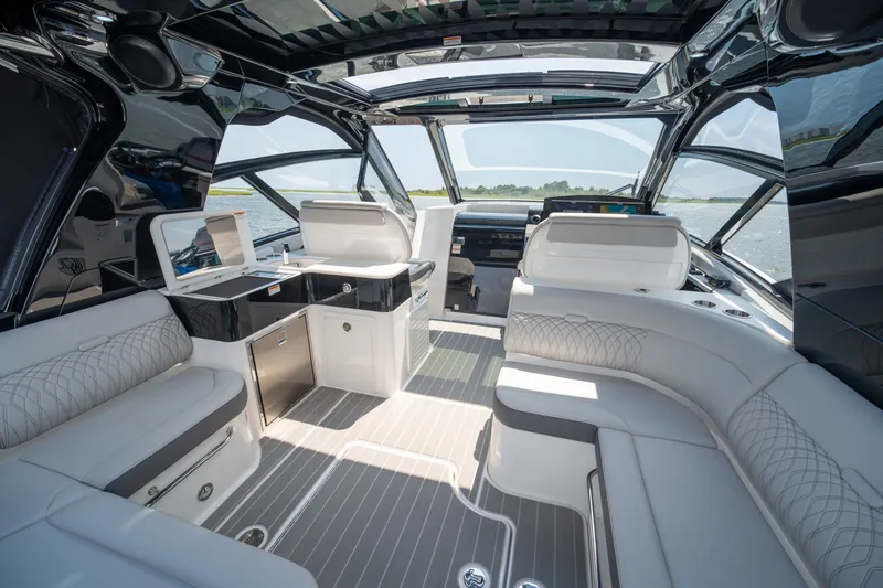 Slide: The Image of Sea Ray Sundancer 370 Outboard 2026 - 20
