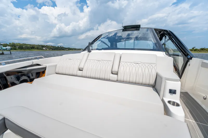 Slide: The Image of Sea Ray Sundancer 370 Outboard 2026 - 47