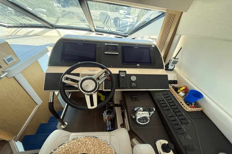 Slide: The Image of Sea Ray 510 FLY 2017 - 27