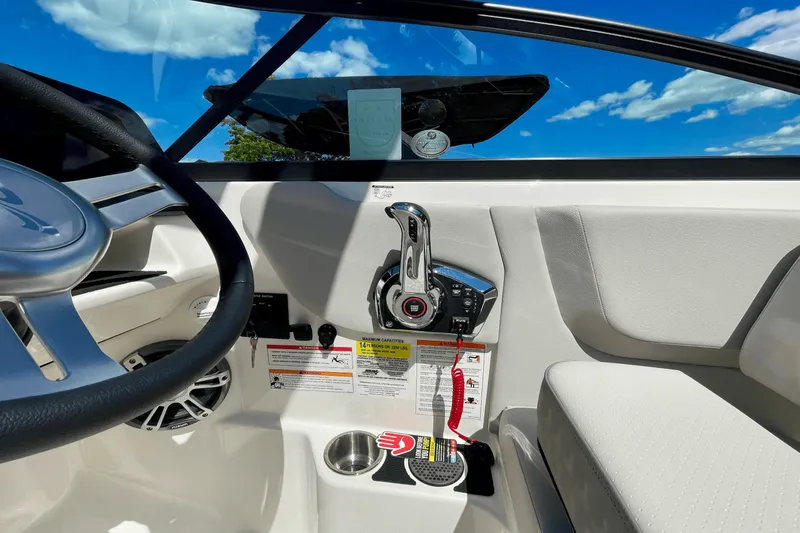 Slide: The Image of Sea Ray SDX 250 Outboard 2026 - 10