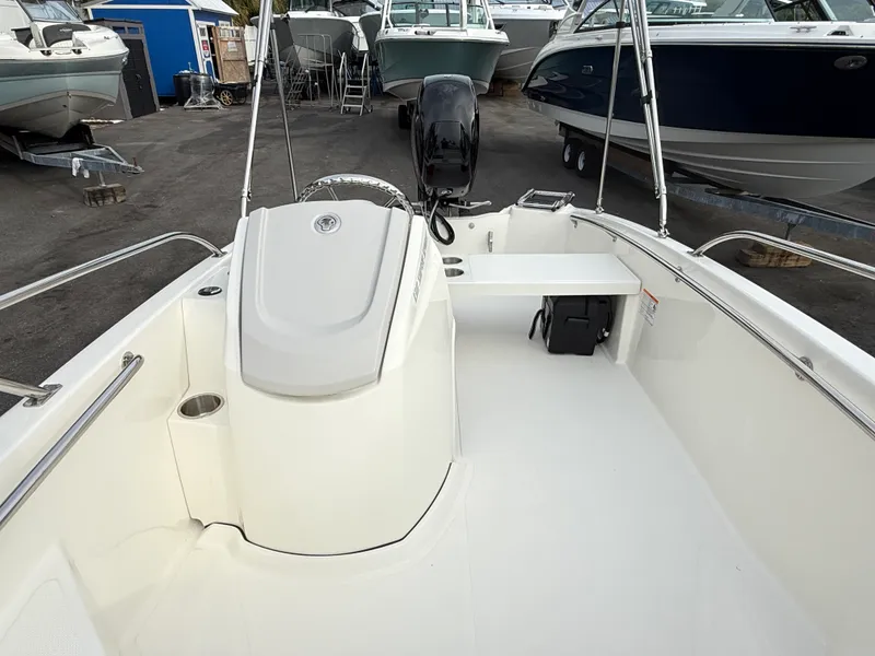 Slide: The Image of Boston Whaler 130 Super Sport 2026 - 18