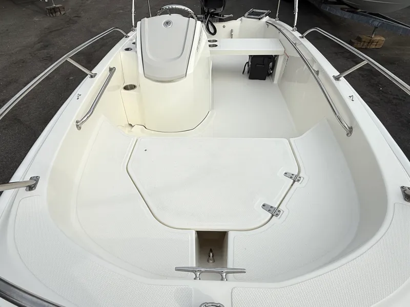 Slide: The Image of Boston Whaler 130 Super Sport 2026 - 19