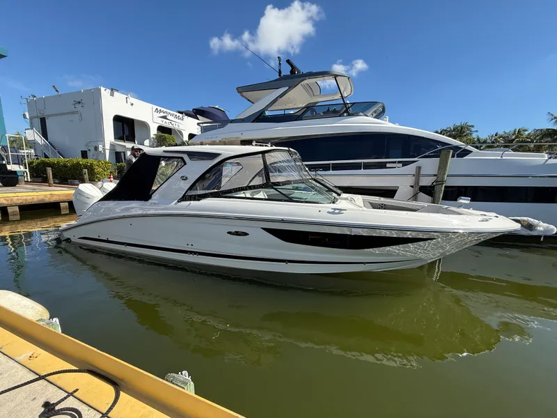 The Image of Sea Ray SLX 350 Outboard 2026 - 0