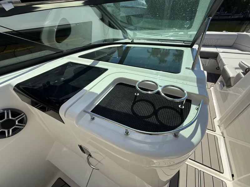 Slide: The Image of Sea Ray SLX 350 Outboard 2026 - 15