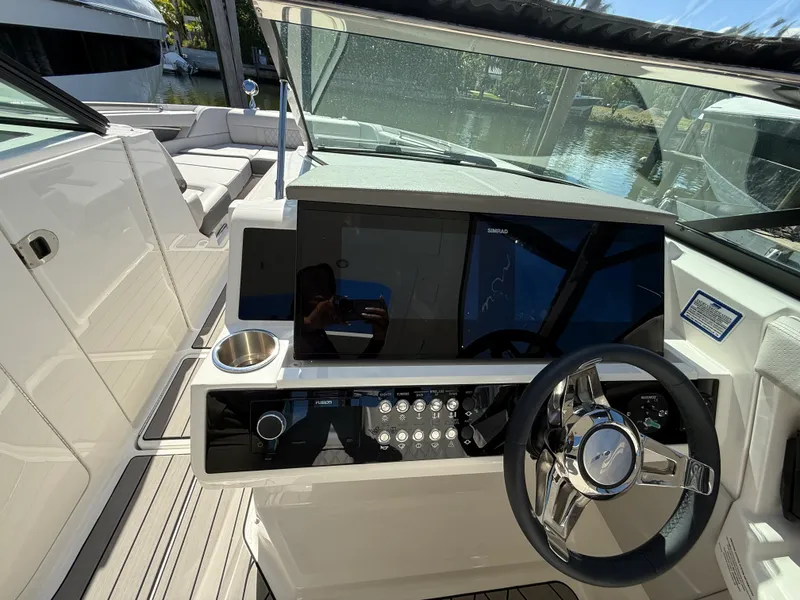 Slide: The Image of Sea Ray SLX 350 Outboard 2026 - 18