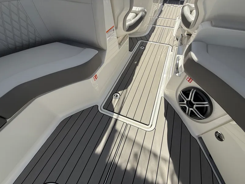 Slide: The Image of Sea Ray SLX 350 Outboard 2026 - 27