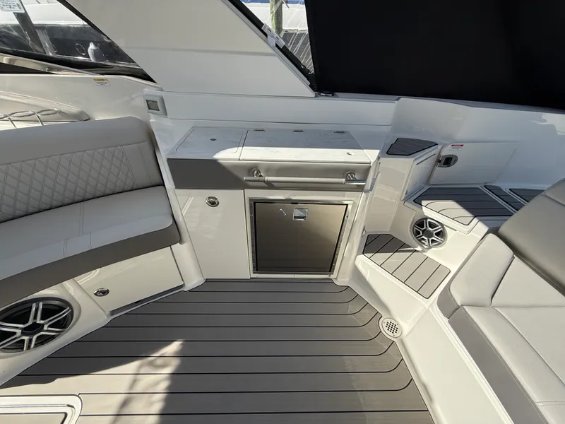 Slide: The Image of Sea Ray SLX 350 Outboard 2026 - 6