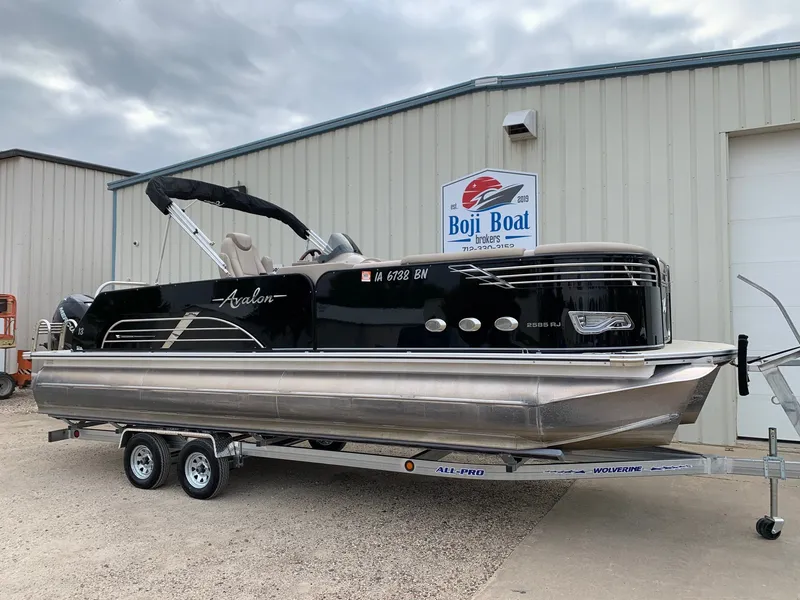 Slide: The Image of 2015 Avalon Ambassador Rear J Lounge 25' pontoon boat on trailer at Boji Boat Brokers. - 31