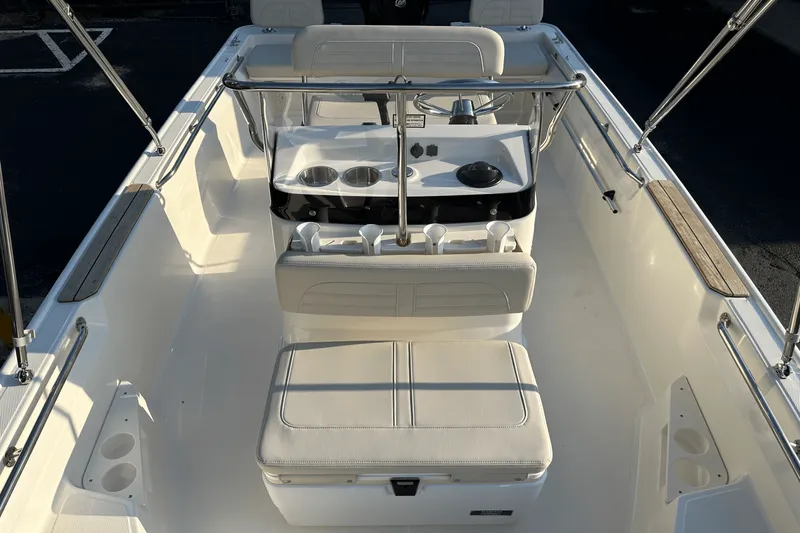 Slide: The Image of Boston Whaler 170 MONTAUK 2024 - 15