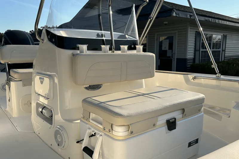 Slide: The Image of Boston Whaler 170 MONTAUK 2024 - 16
