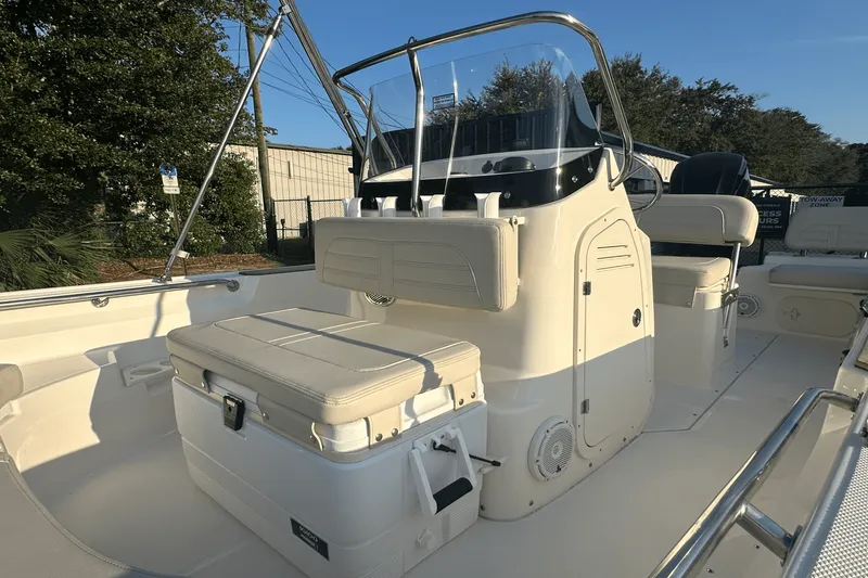 Slide: The Image of Boston Whaler 170 MONTAUK 2024 - 22