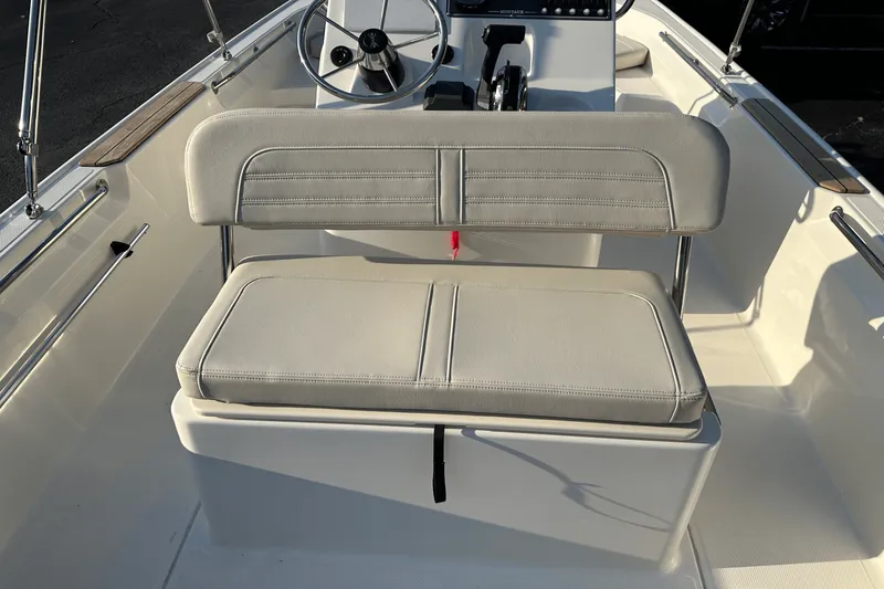 Slide: The Image of Boston Whaler 170 MONTAUK 2024 - 27