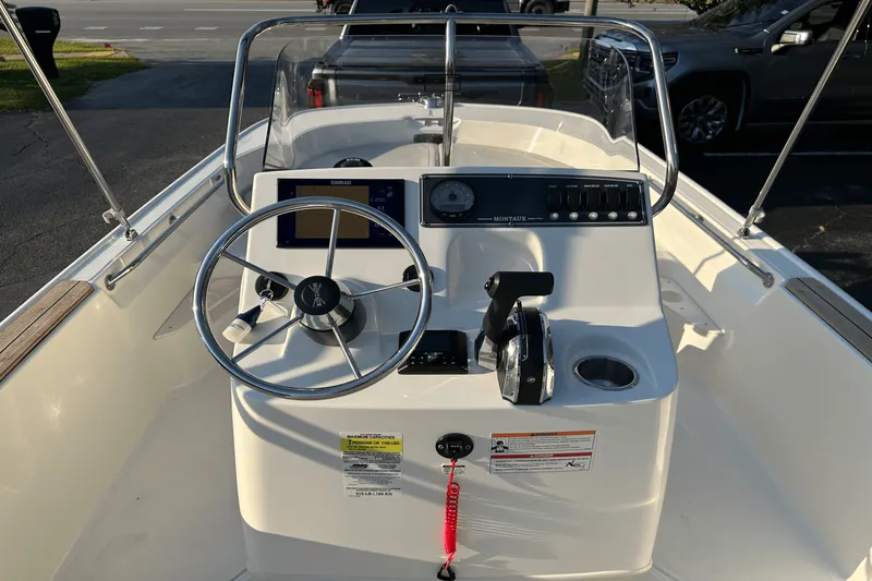 Slide: The Image of Boston Whaler 170 MONTAUK 2024 - 28