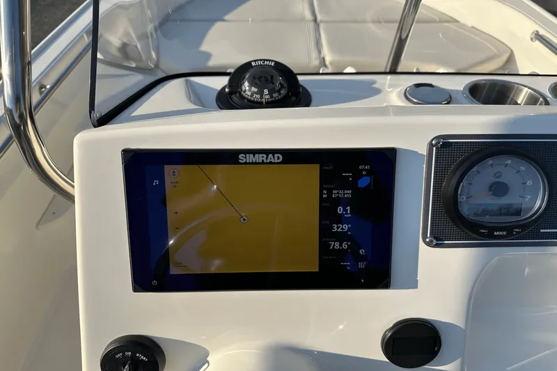 Slide: The Image of Boston Whaler 170 MONTAUK 2024 - 29