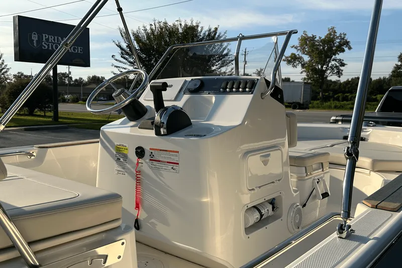 Slide: The Image of Boston Whaler 170 MONTAUK 2024 - 8