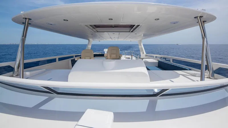 Slide: The Image of Hampton 680 ENDURANCE LRC 2027 on open sea, modern design. - 33