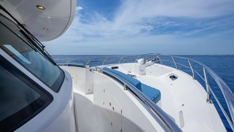 Slide: The Image of Hampton 680 ENDURANCE LRC 2027 on open sea, luxurious deck design. - 40