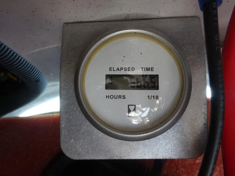 Slide: The Image of Elapsed time meter on a 2015 Four Winns Sundowner 235 boat. - 22