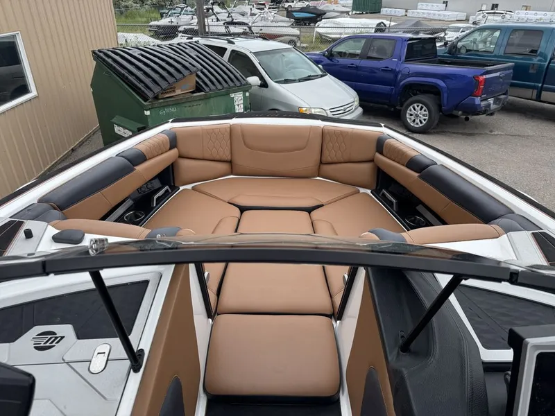 Slide: The Image of Malibu M220 2023 - 7