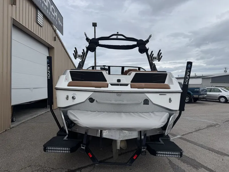 Slide: The Image of Malibu M220 2023 - 3