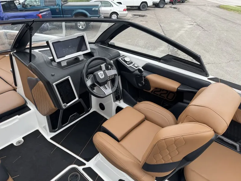 Slide: The Image of Malibu M220 2023 - 6