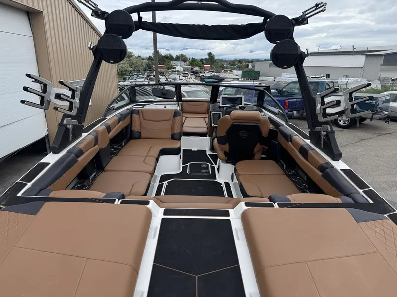 Slide: The Image of Malibu M220 2023 - 4