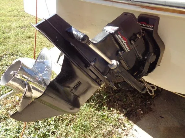 Slide: The Image of 1998 Bayliner 2659 Rendezvous boat with MerCruiser outboard motor. - 10