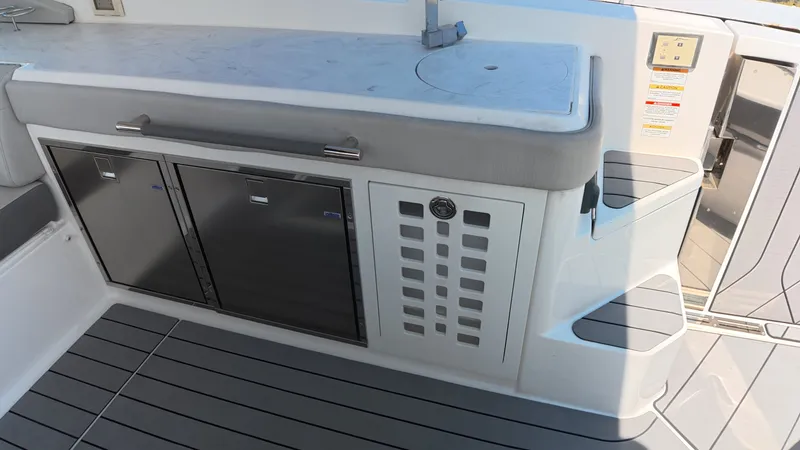 Slide: The Image of Sea Ray SLX 400 2022 - 16