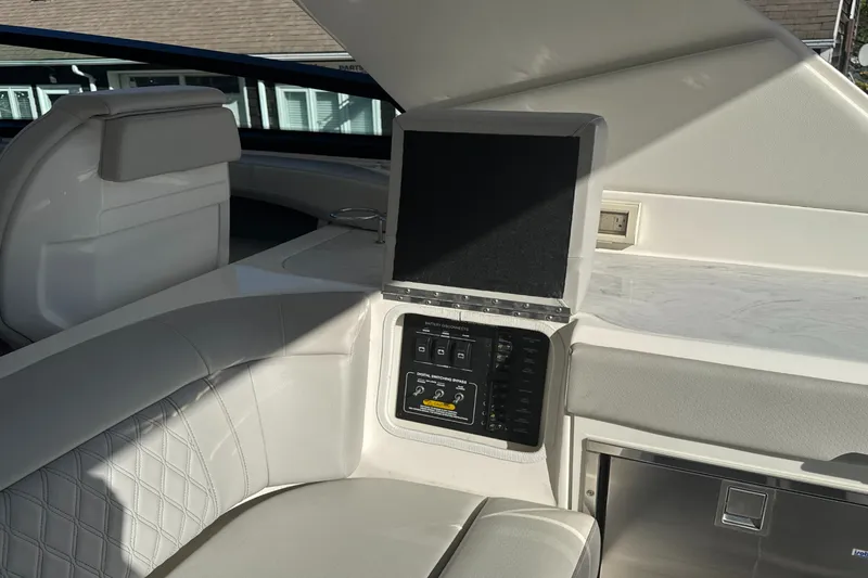 Slide: The Image of Sea Ray SLX 400 2022 - 14