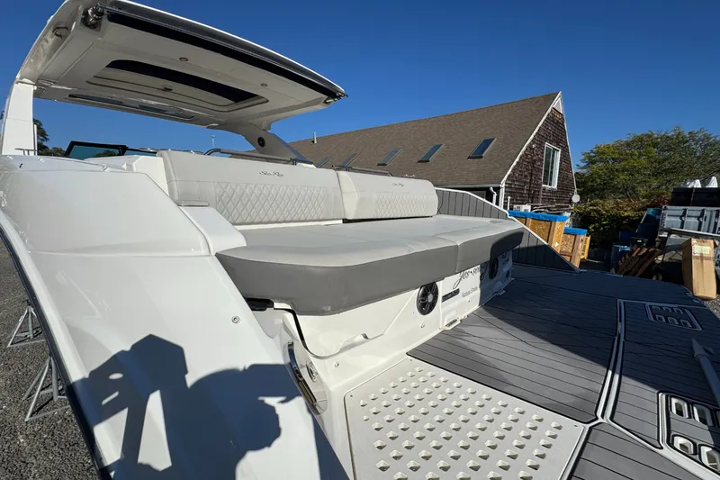 Slide: The Image of Sea Ray SLX 400 2022 - 2