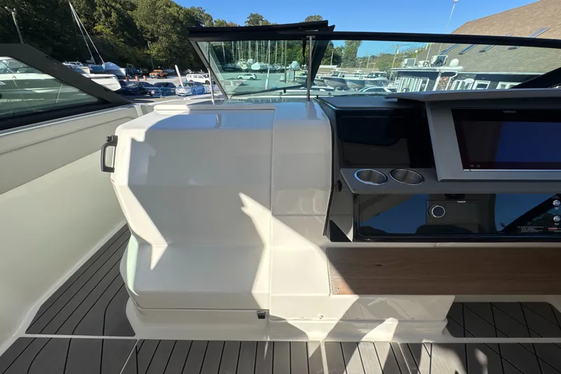 Slide: The Image of Sea Ray SLX 400 2022 - 22