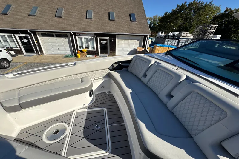 Slide: The Image of Sea Ray SLX 400 2022 - 27