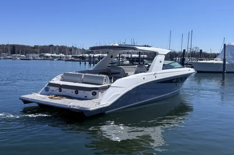 Slide: The Image of Sea Ray SLX 400 2022 - 42