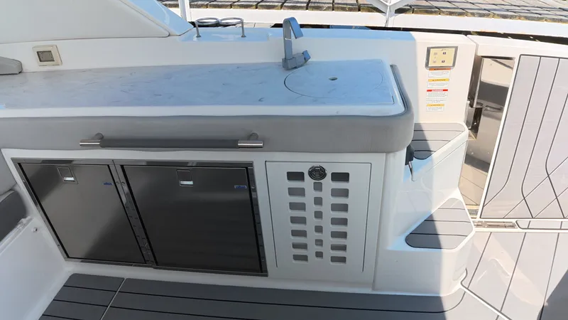 Slide: The Image of Sea Ray SLX 400 2022 - 17