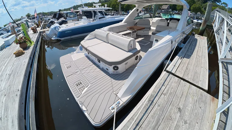 Slide: The Image of Sea Ray SLX 400 2022 - 43