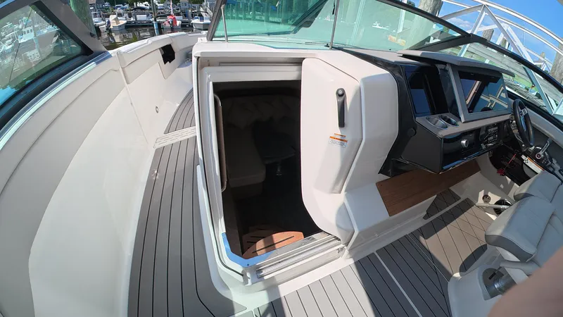 Slide: The Image of Sea Ray SLX 400 2022 - 27